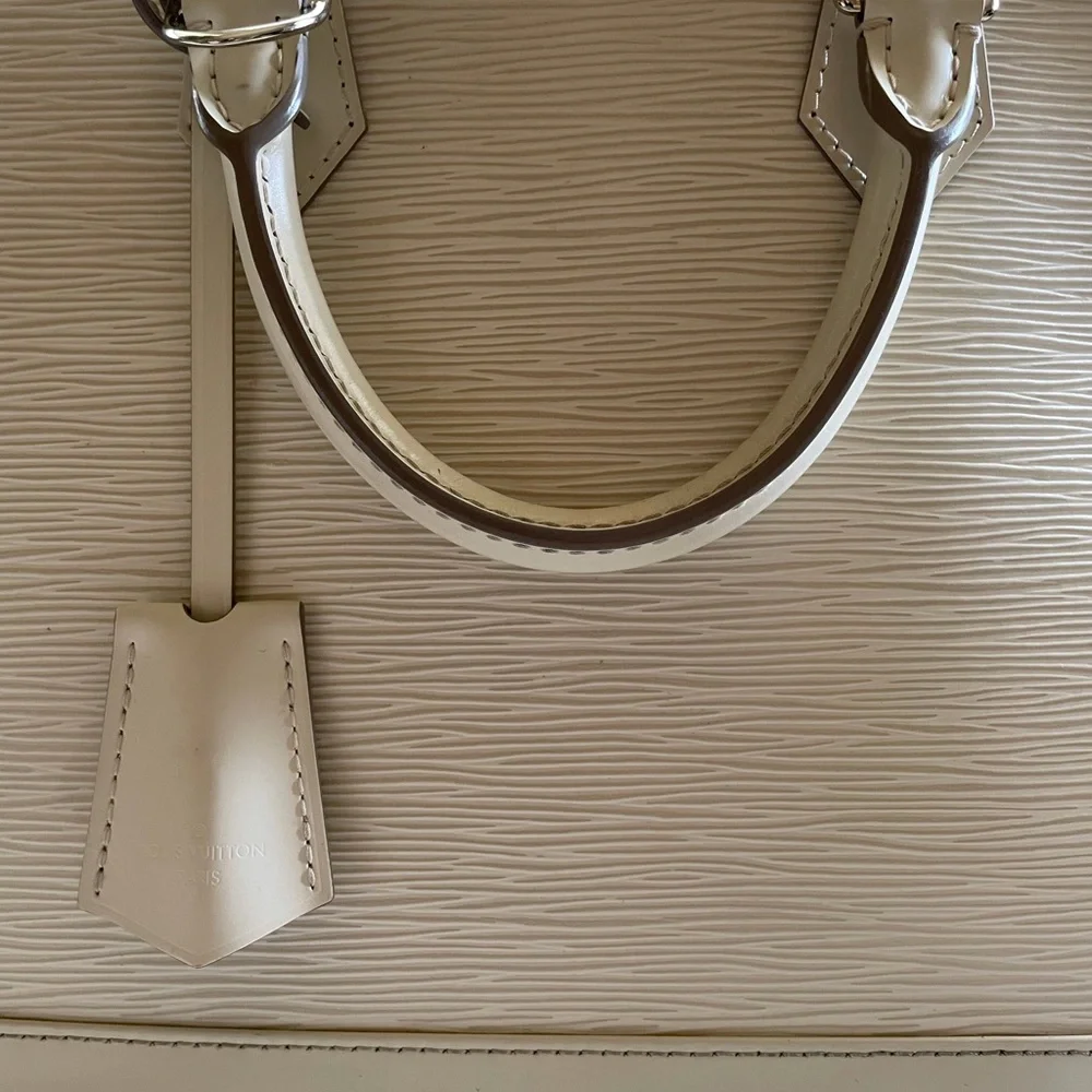 Louis Vuitton Alma Handbag in Cream